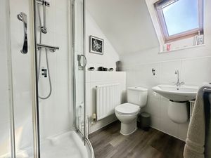 Ensuite - click for photo gallery